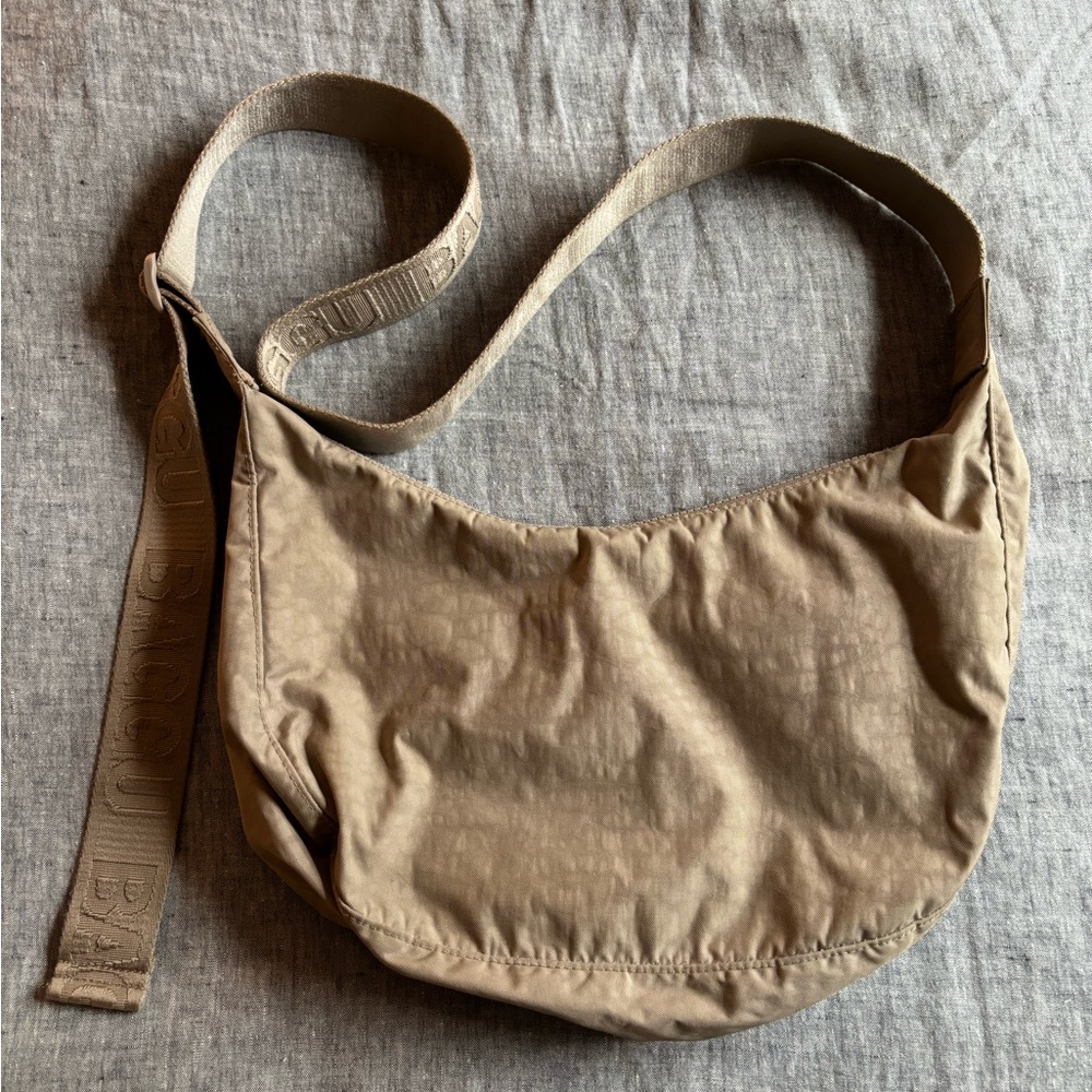 BAGGU Medium Crescent in Taupe